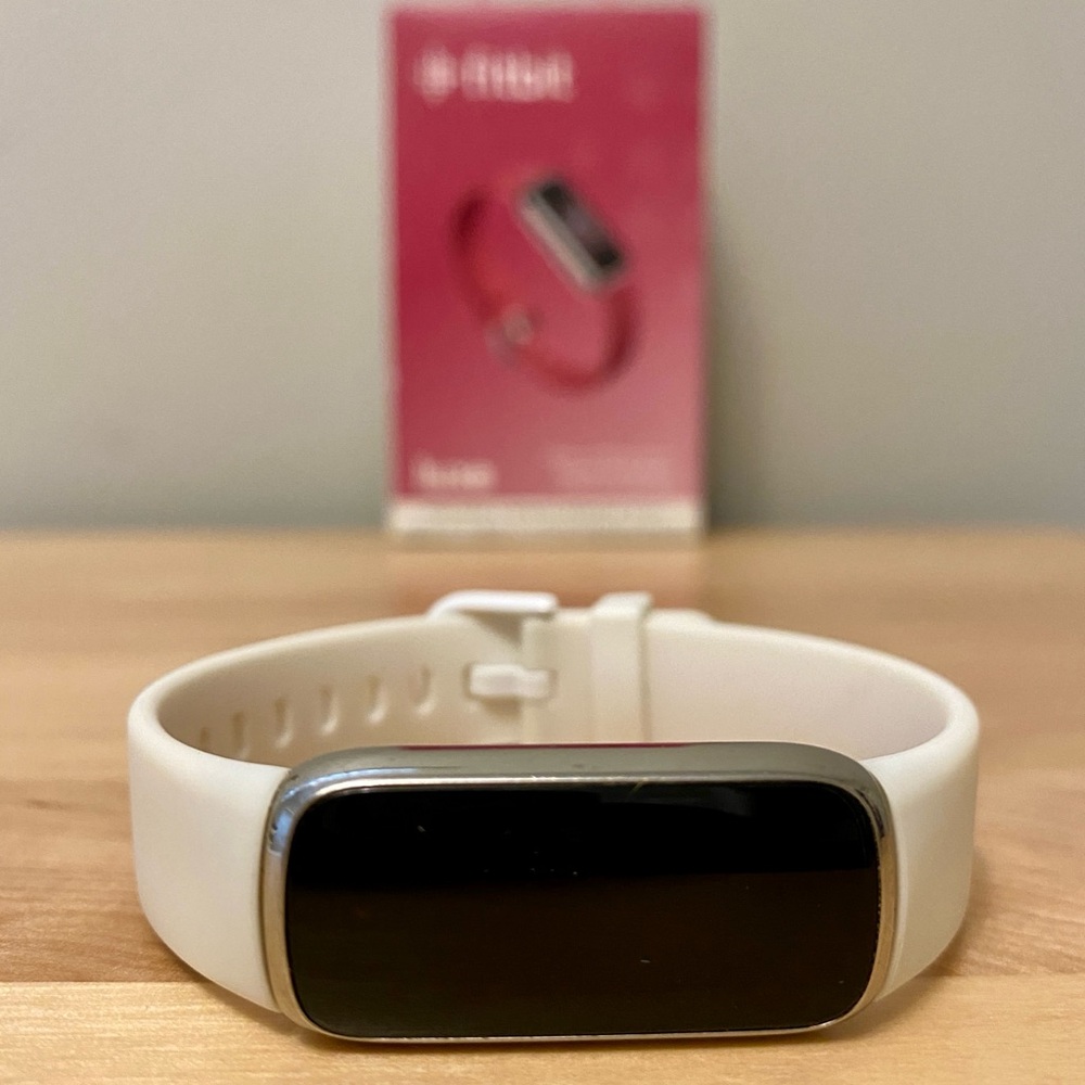 Google Fitbit Luxe bundle, very good condition.